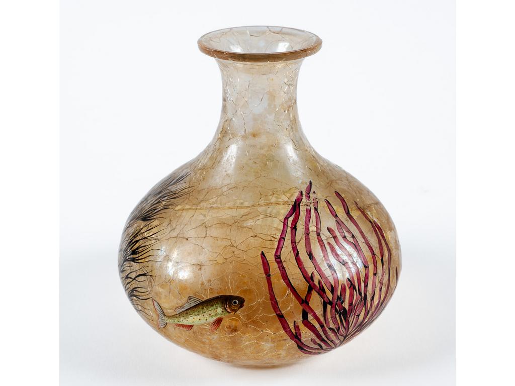 Vase en verre teinté et émaillé à décor d'algues et poissons. Haut : 13.5 cm