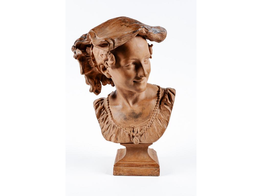 CARPEAUX (d'après) : Femme à la coiffe. Terre cuite. (petits accidents, manques et tâches). Haut : 48 cm