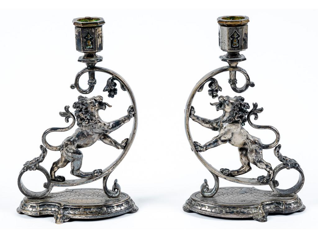 Une paire de bougeoirs en metal argenté à décor de lion monogrammé BB