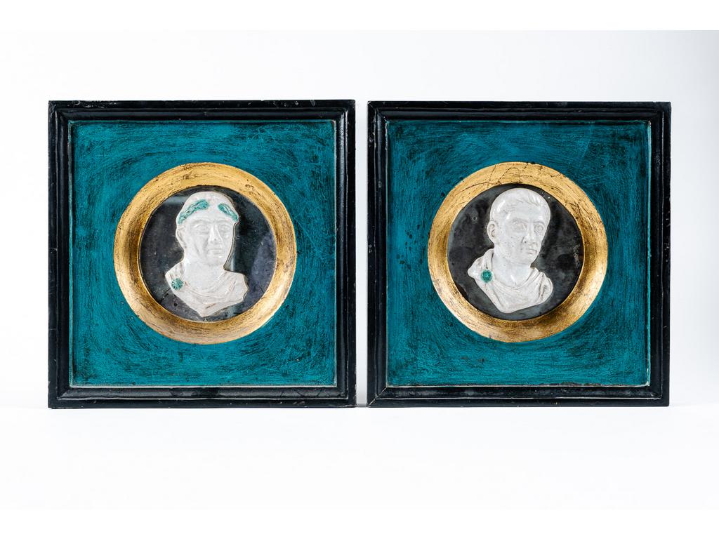 Paire de petits bustes dEmpereurs en terre cuite émaillée dans des cadres en bois peint et verre églomisé. Dim : 28x28 cm