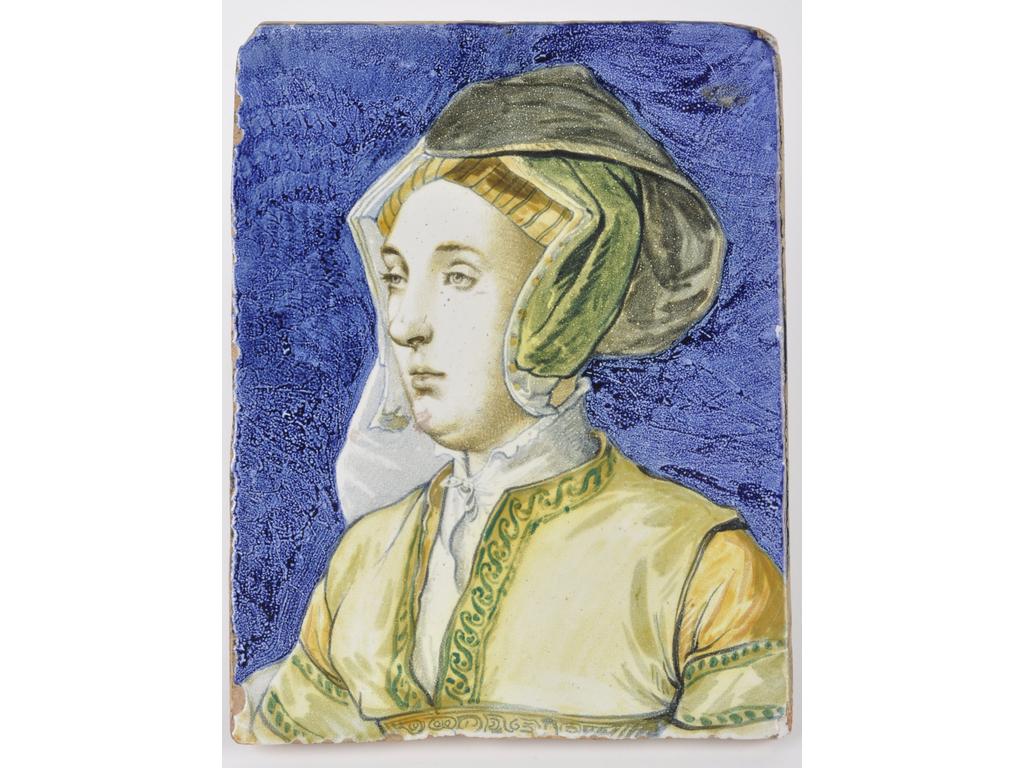 Carreau en terre cuite émaillée représentant une femme avec une coiffe dans le goût de la Renaissance. Dim : 26.5 x 20 cm.