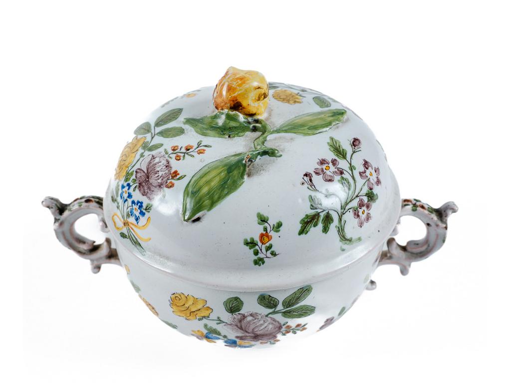 MARSEILLE : Petit bouillon à anses en faïence à décor floral polychrome (fêle). Epoque XVIIIe. Diamètre : 13 cm
