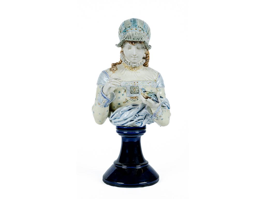 Louis CARRIER BELLEUSE (1848-1913), Choisy le Roi : Buste de femme tenant un oiseau en faïence fine polychrome dans le goût de la Renaissance (petits accidents aux doigts). Haut : 43 cm