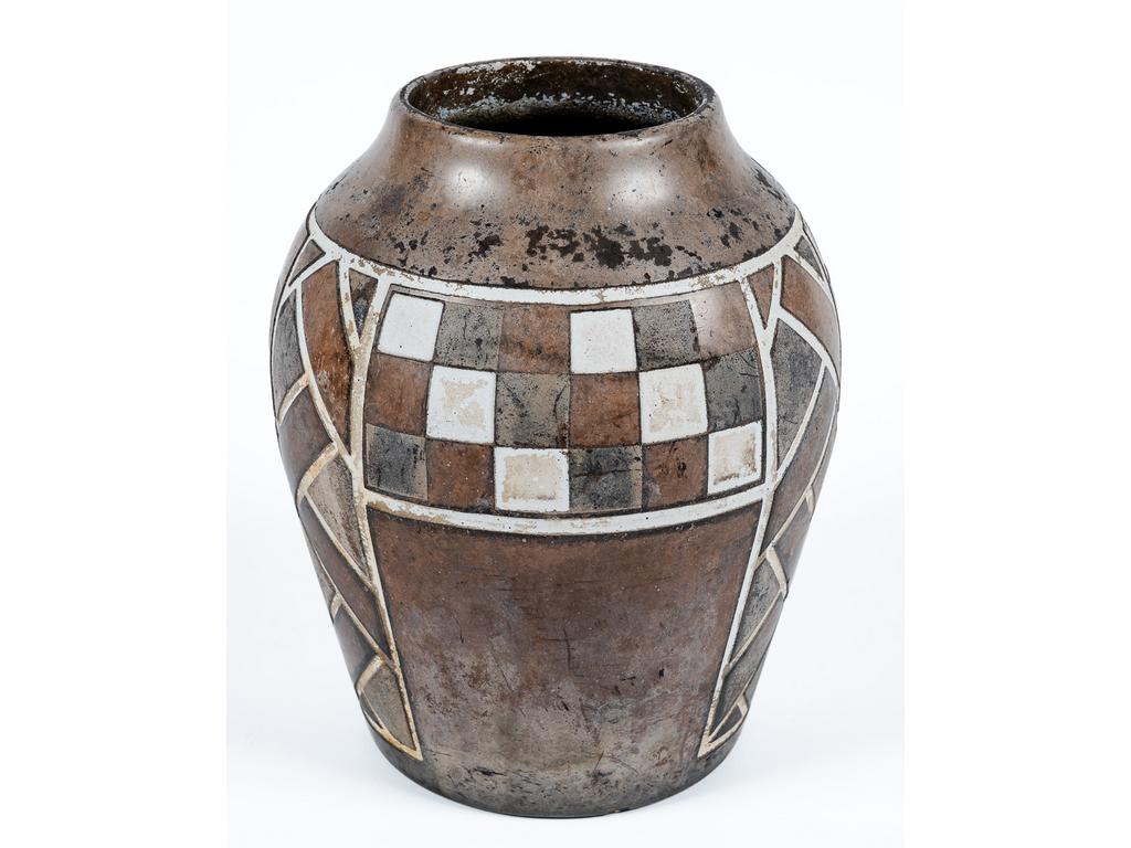ACNI : Vase en dinanderie à décor géométrique. Hauteur : 24 cm