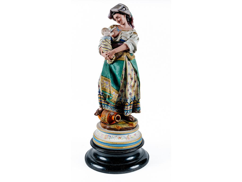 Albert CARRIER BELLEUSE (1824-1887) : Sculpture en biscuit polychrome. Femme allaitant son enfant. Socle en bois. Haut : 70 cm