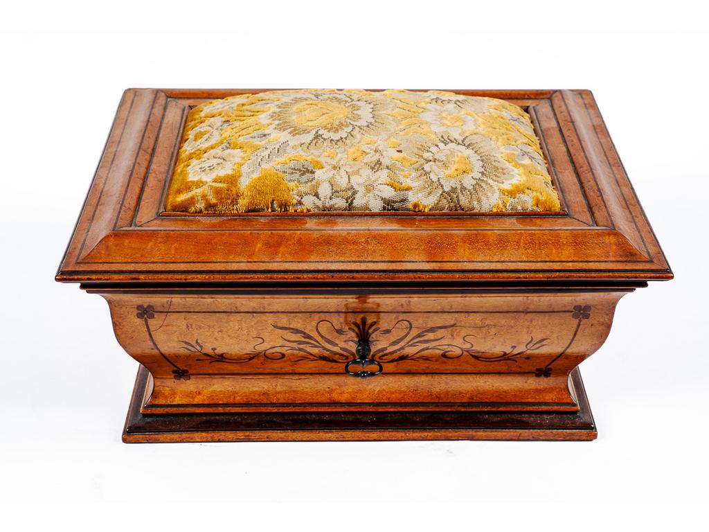 Coffret à couture d'époque Charle X de forme rectangulaire à doucine, en bois de placage à décor de motifs floraux en palissandre sur fond de bois clair. Partie supérieure bombée recouvert d'un velours de Gènes. Dim : 15 x 31.5 x 23.5 cm