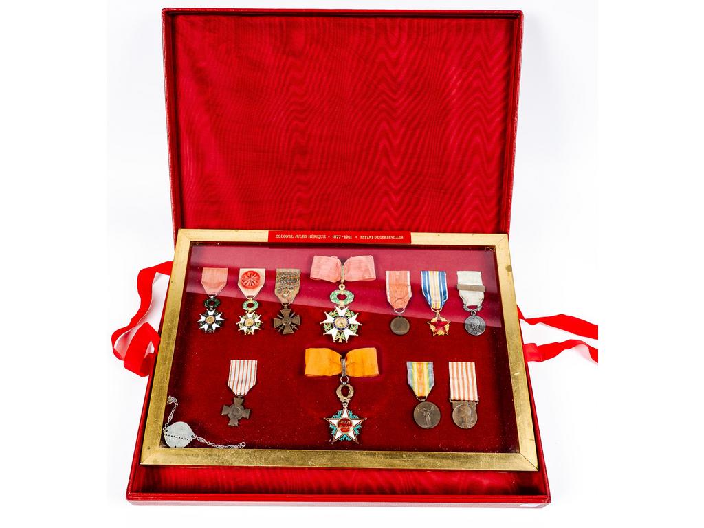Coffret gainé de cuir rouge en l'honneur de Monsieur le Colonel Jules HERIQUE, enfant de Gerbéviller (1877-1961) comprenant 11 médailles et décorations dont 3 Légions d'Honneur, une croix de guerre, une médaille des blessés de guerre,Ordre marocain de Ouissam alaouite...
