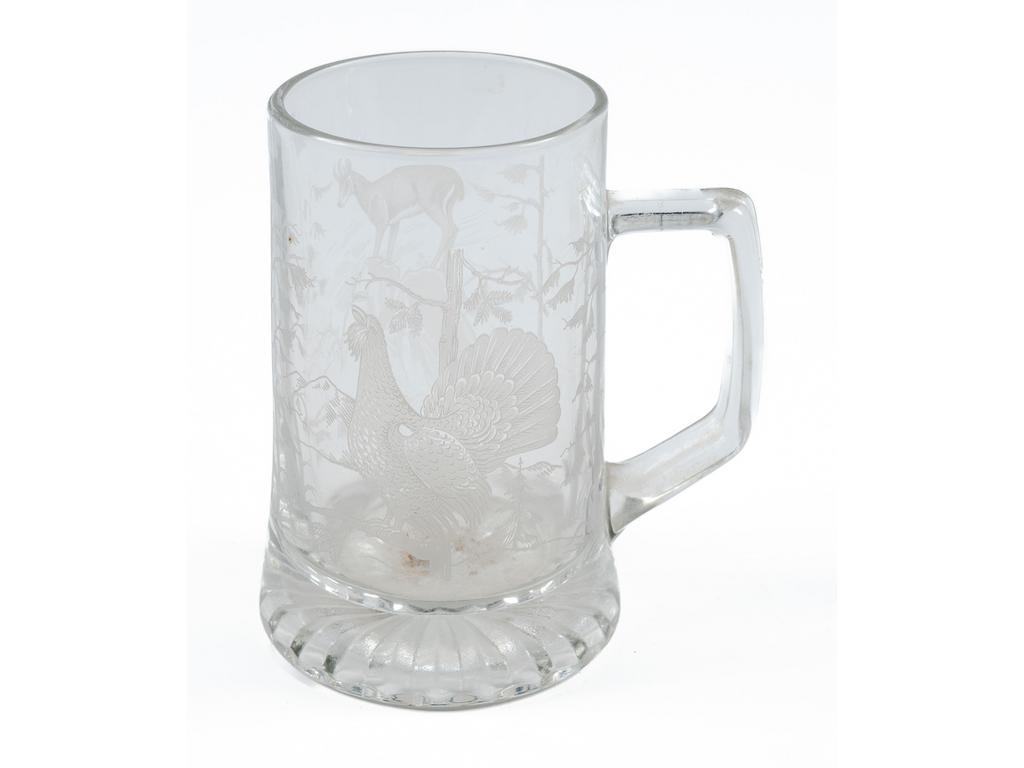 Chope à bière en verre moulé et gravé à décor d'un chamois et d'un coq de bruyère. Hauteur : 15 cm.