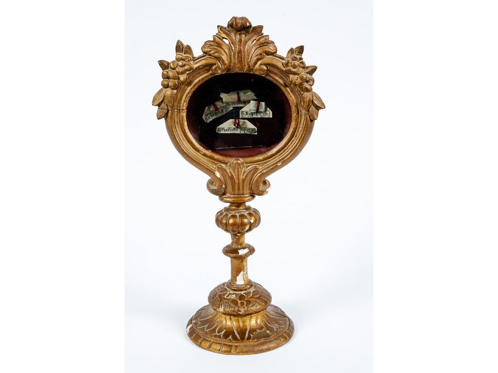 Reliquaire en bois sculpté et redoré d'époque début du XIXème siècle. Hauteur : 38 cm. (éclats de dorure).