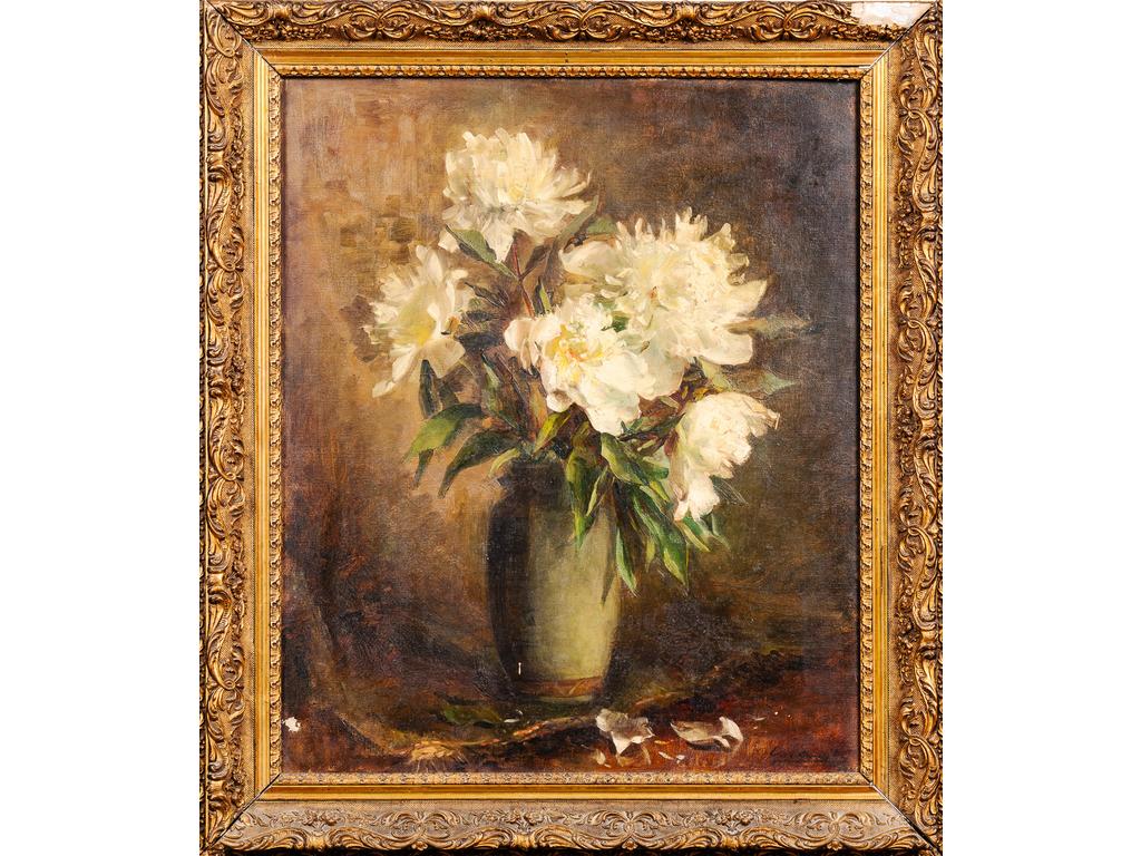 Ecole française vers 1900 : Bouquet de pivoines blanches. Huile sur toile signée en bas à droite (petit saut de peinture). Dim : 55 x 46 cm