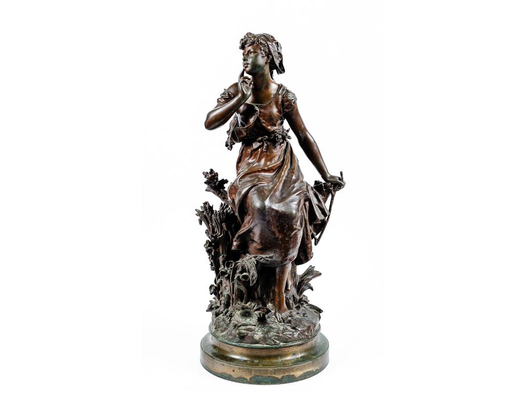 Hippolyte MOREAU (1832-1922) : Paysanne assise. Bronze à patine brune sur un socle tournant, signé sur la terrasse (oxydation, manque un élément végétal). Haut sans le socle : 68 cm