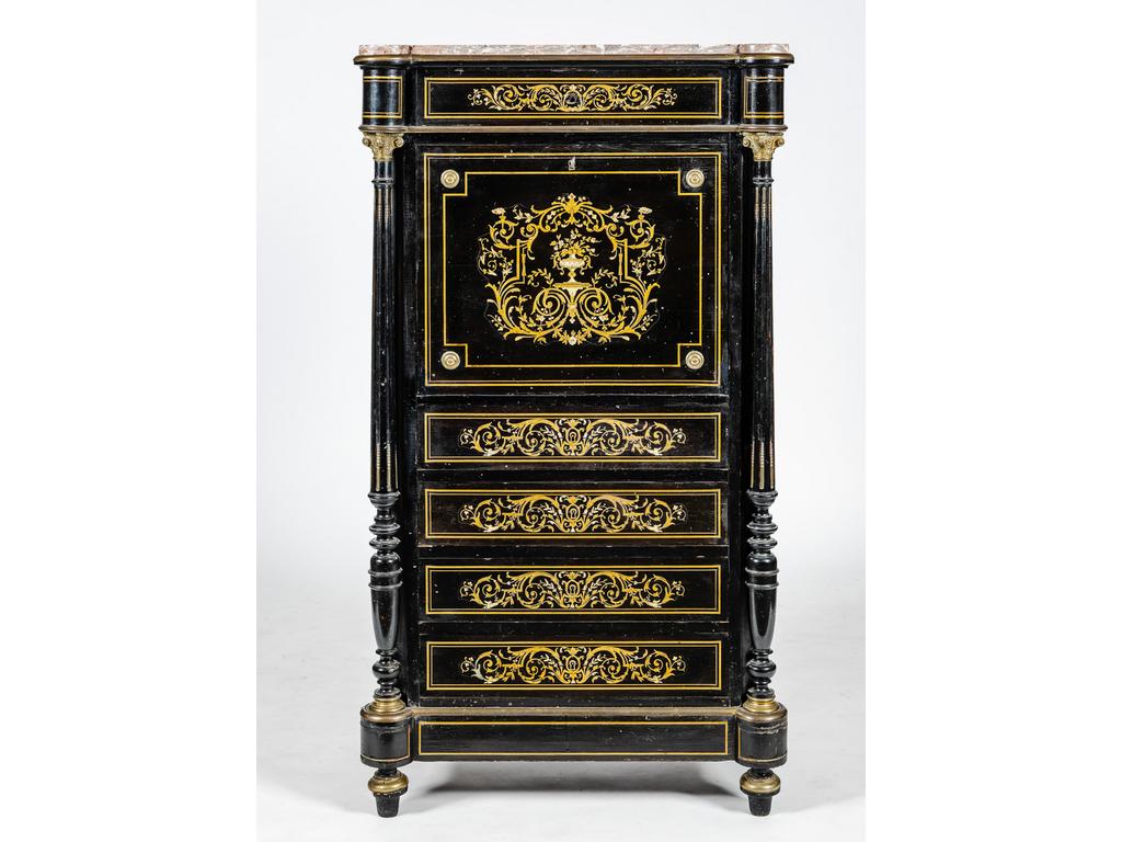 Secrétaire droit d'époque Napoléon III en bois noirci à décor marqueté de laiton et de nacre à motifs de rinceaux feuillagés et urne fleurie. Plateau de marbre reposant sur des montants à colonnes détachées. (pas de clé, plateau de marbre restauré.) Dim : 143 x 80 x 44 cm.