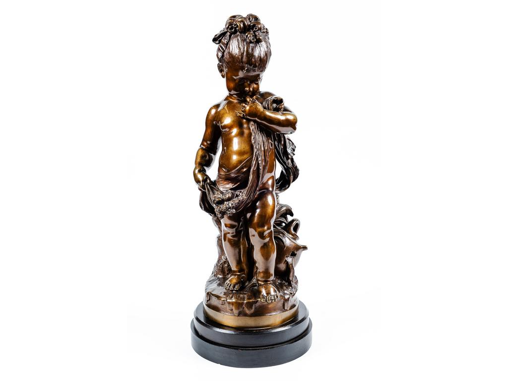 Auguste MOREAU (1834-1917) : Jeune fille au drapé et aux fleurs. Sujet en bronze à patine médaille. Signé, fondeur A. NORMANT. Hauteur sans le socle : 59 cm.