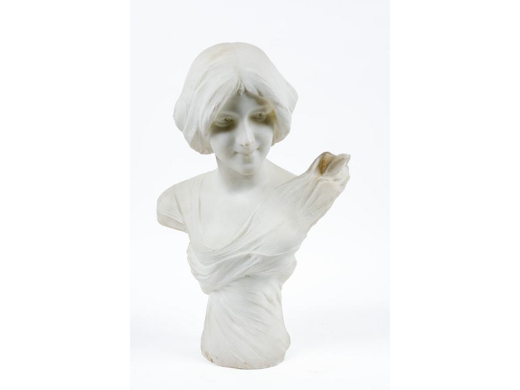 PUGI : Buste de femme au chignon. Sculpture en marbre blanc. Signée. (Légère trace noire sur la chevelure). Hauteur : 57 cm.