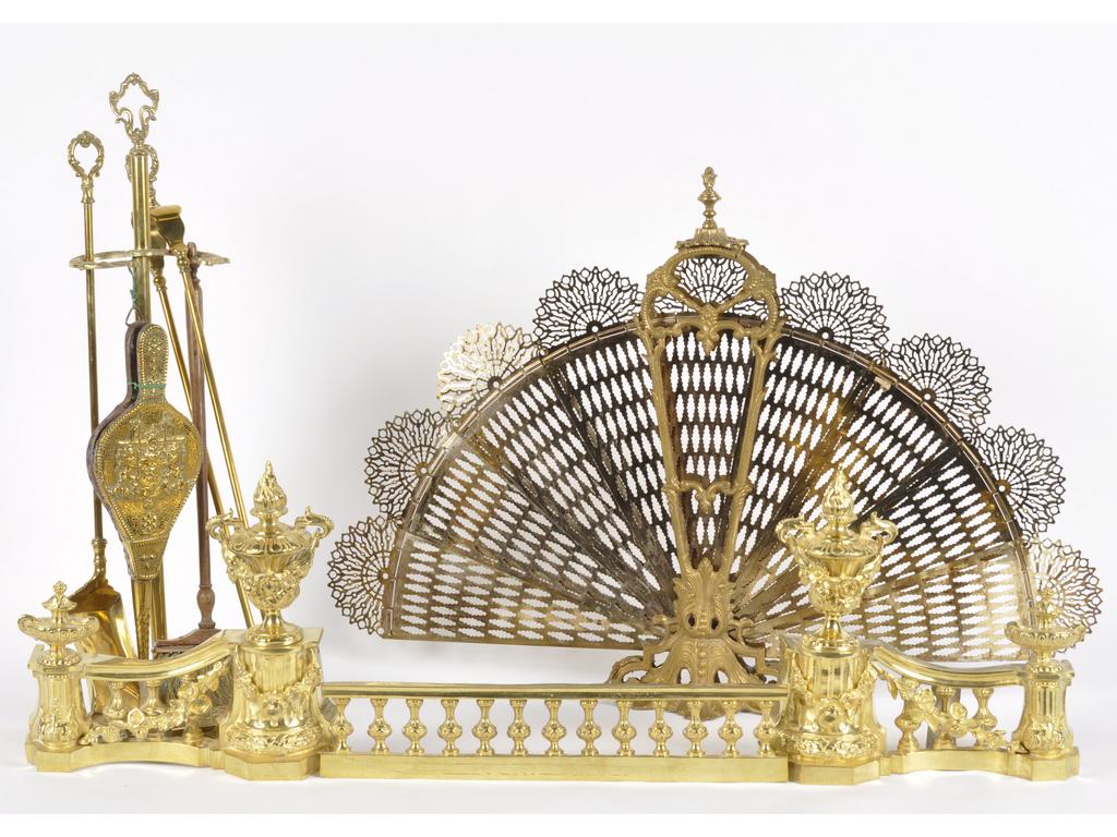 Ecran de foyer en forme d'éventail, et une barre de foyer en laiton à décor de vases fleuris et balustres. Longueur : 110 cm. On y joint un serviteur.
