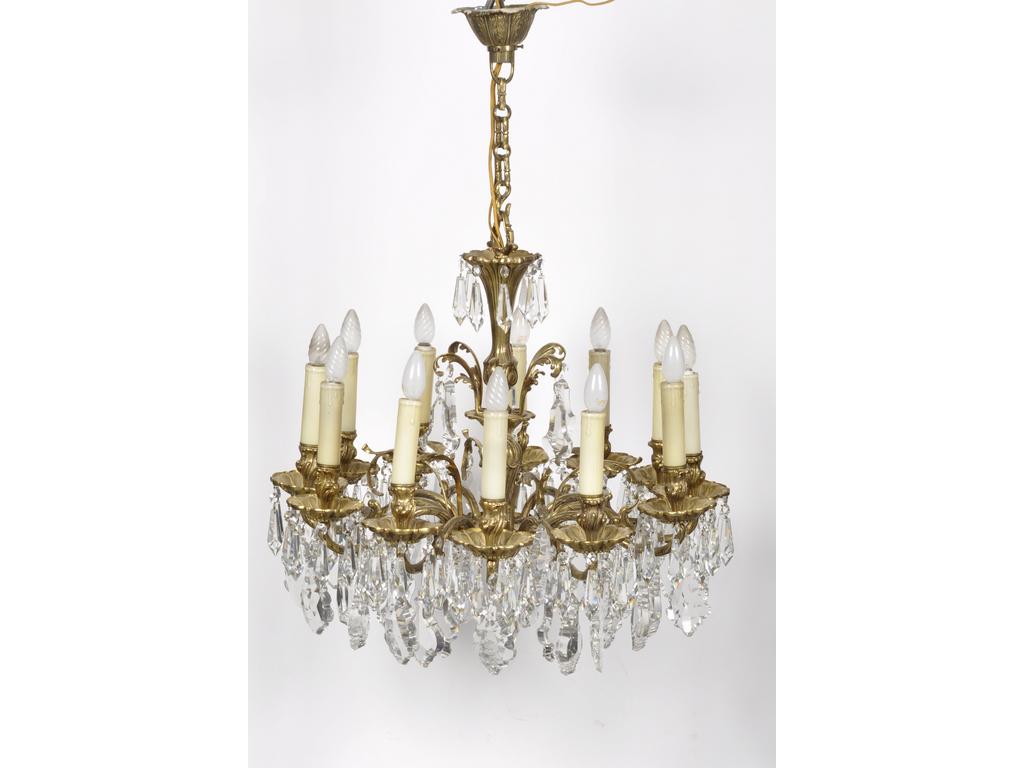 Lustre en bronze à douze bras de lumière orné de pampilles et pendeloques. Hauteur : 97 cm. Diamètre : 75 cm.