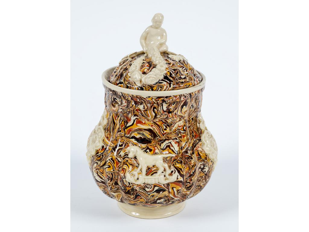 APT, Fabrique de FAUCON : Pot couvert, prise de main à décor dun personnage.