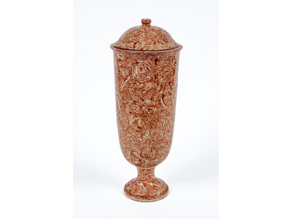 APT,  Fabrique de FAUCON : Pot couvert en terre mêlée de couleurs ocres. (Cassé, couvercle avec accidents). Signé. Hauteur : 36 cm.