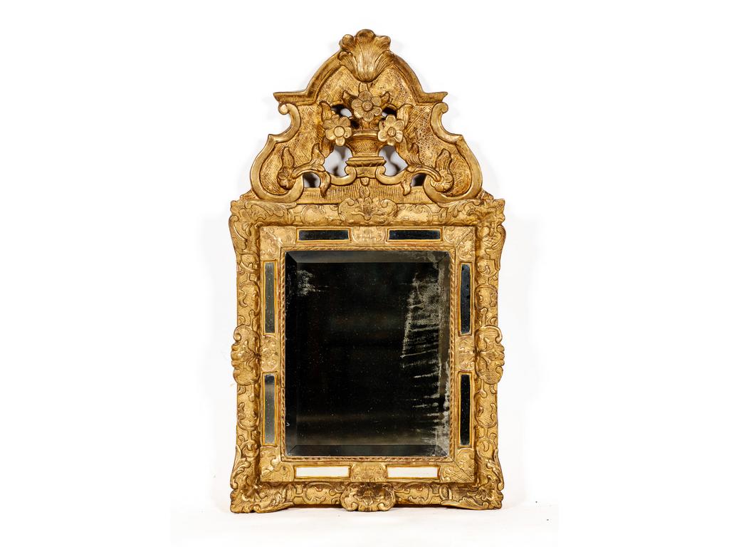Miroir à pareclose en bois sculpté et doré surmonté d'un fronton à décor de vase fleuri (rapporté). Epoque XVIIIème siècle. Dim : 100 x 56.5 cm.