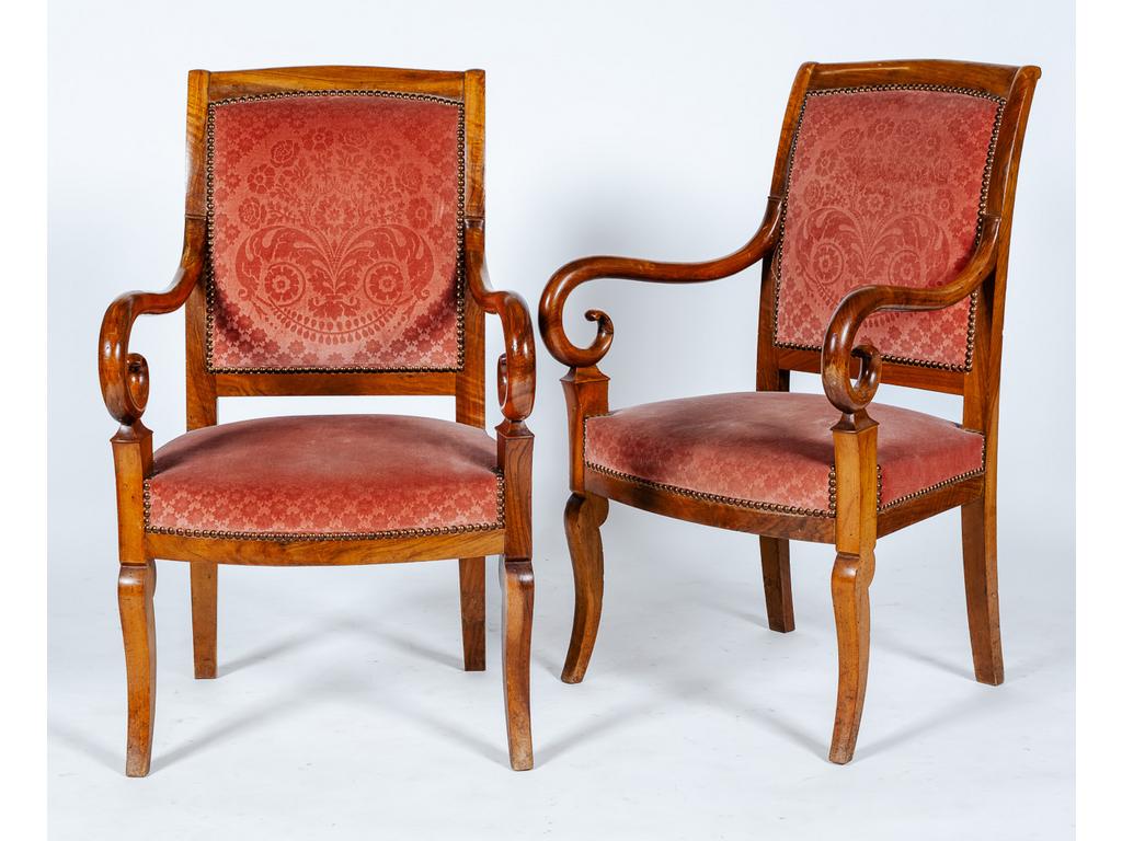 Paire de fauteuils à crosses reposant sur des pieds antérieurs jarrets. Garniture de velours. (Traces de xylophages). Epoque XIXème siècle.