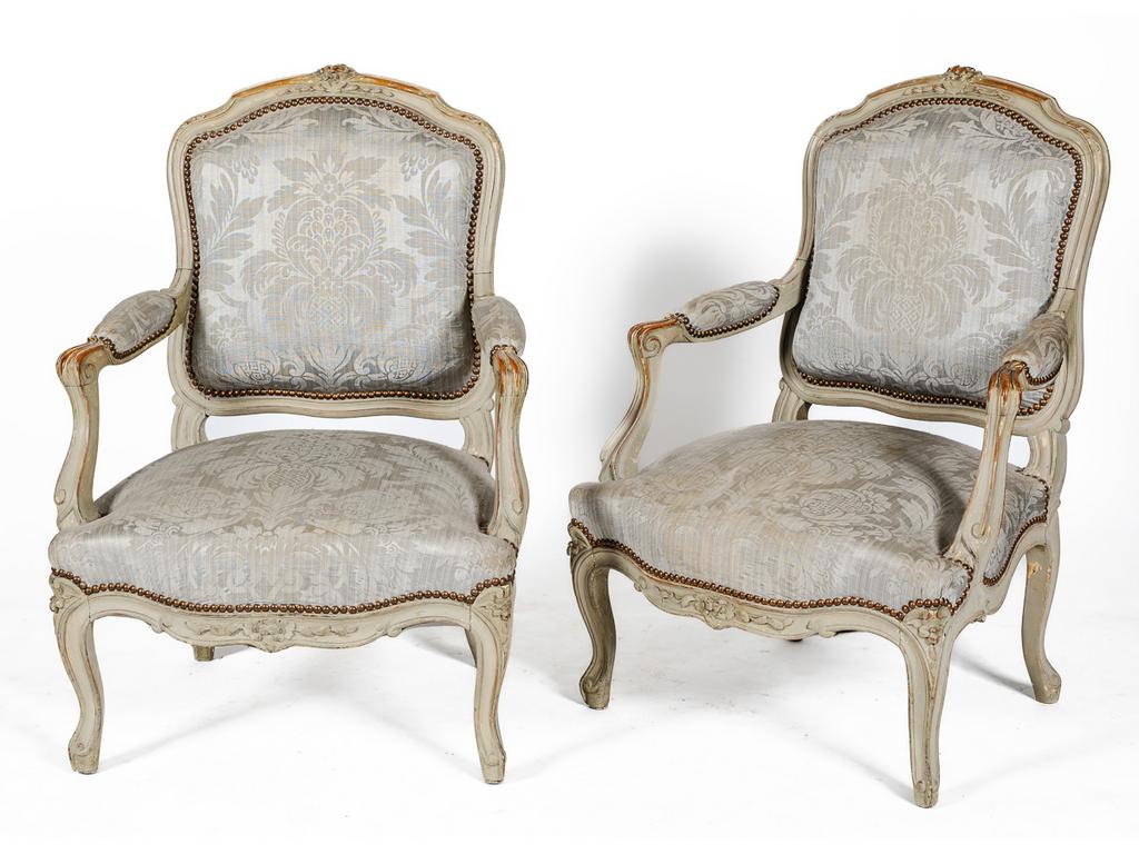 Paire de fauteuils de style Louis XV en bois laqué gris à décor de boutons de fleurs, reposant sur des pieds cambrés. Garniture de soie. (Usures à la laque).