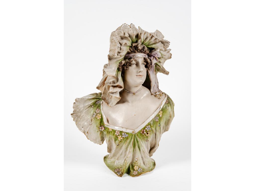 Femme en buste en porcelaine polychrome. Travail autrichien vers 1900. (Accident). Hauteur : 42 cm.