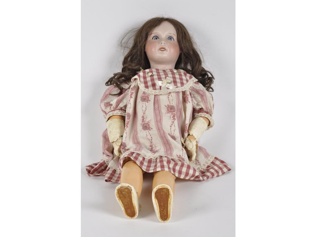 Grande poupée SFBJ, tête en biscuit brun coulé, yeux dormeurs en verre, bouche ouverte. Marque sur la nuque 