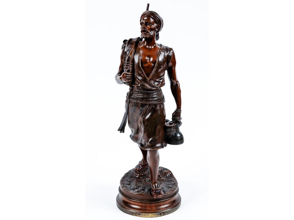 Marcel DEBUT (1865-1933) : Marchand Tunisien. Bronze de patine brune. Signé sur la terrasse. Hauteur : 41 cm.