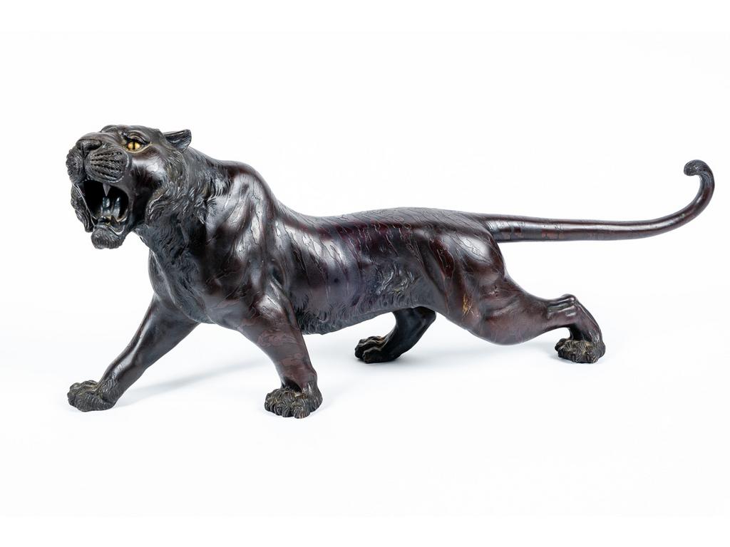 JAPON - Période MEIJI : Lionne rugissante. Bronze de patine brune, et yeux en verre. Dim : 27 x 62 x 10 cm.
