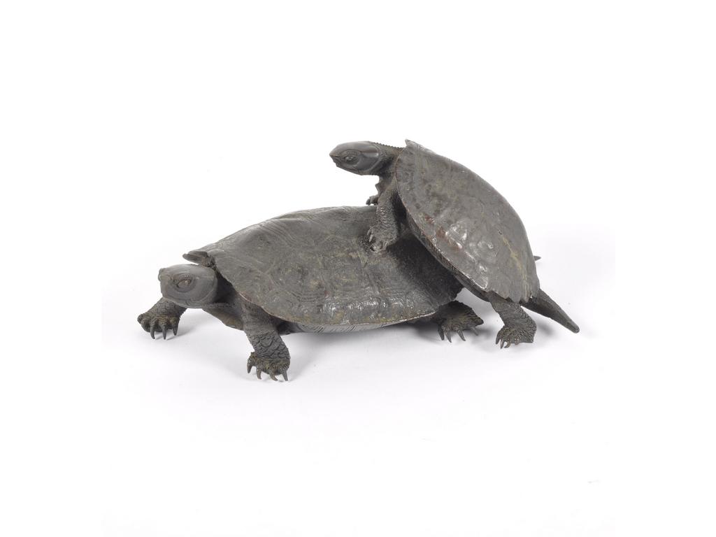 JAPON, Période Meiji : Deux petites tortues. Groupe en bronze patiné, signé d'un cachet. Dim : 6 x 11.5 x 8.5 m.
