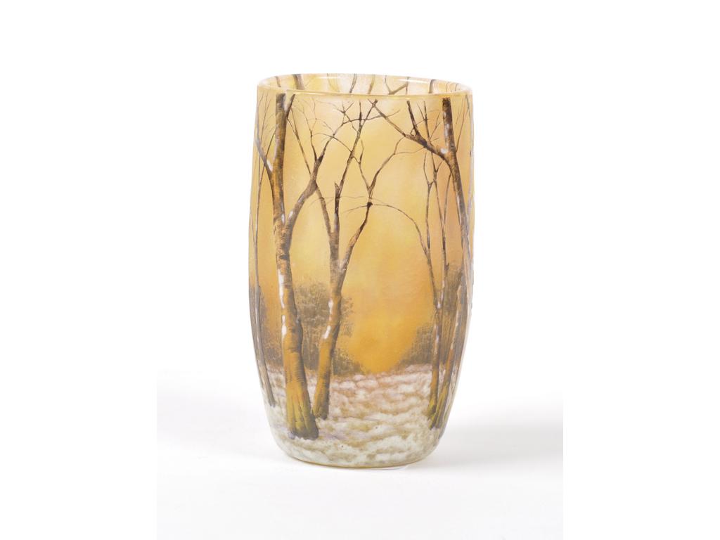 DAUM NANCY : Petit vase cylindrique en verre gravé et émaillé à décor d'un paysage hivernal sur fond marmoréen orangé. Signé au talon 