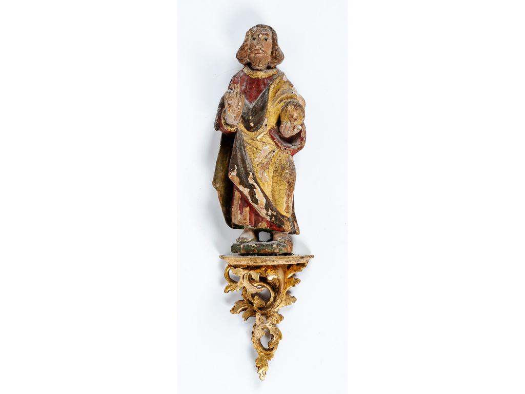 Sujet en bois sculpté polychrome figurant le Christ Rédempteur reposant sur une console d'applique en bois doré. Travail naïf fin du XVIIIème siècle. (Eclats, manques et fentes). Dim totale : 32.5 x 8.5 x 6.5 cm.