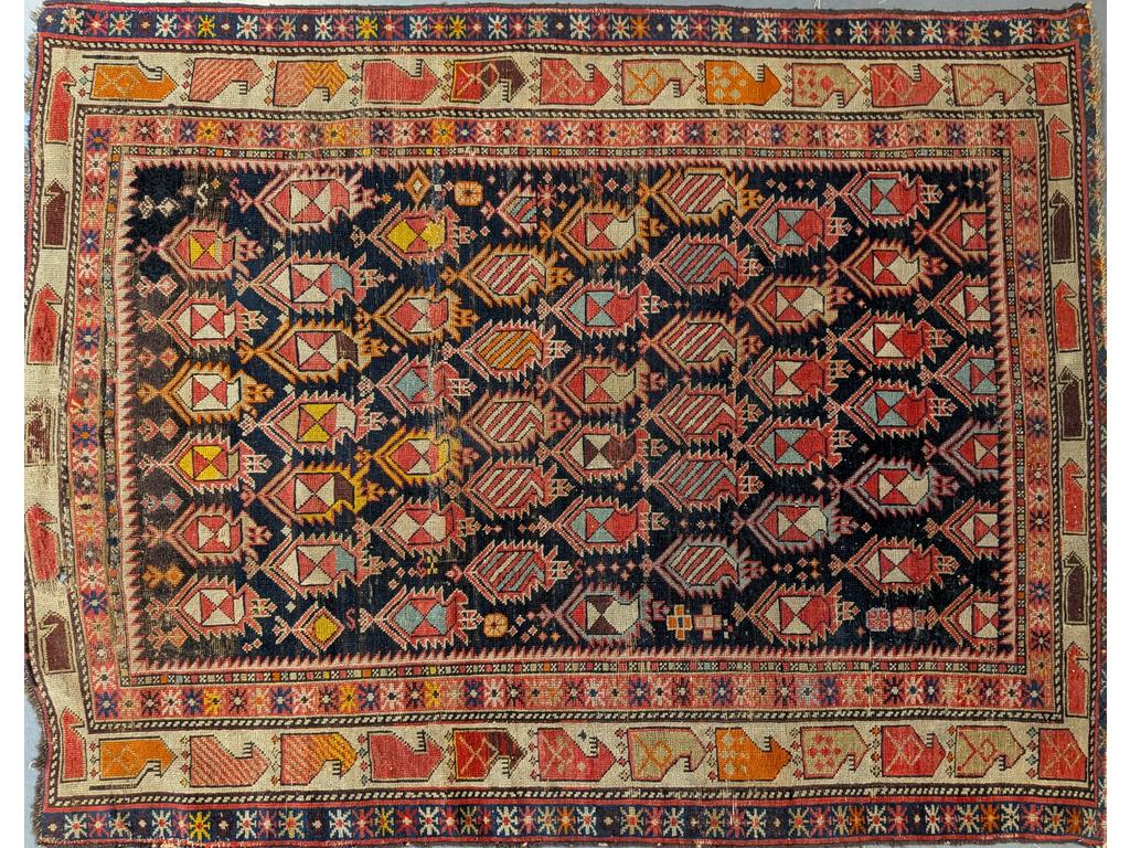 REF 43 / CAUCASE : Petite tapis en laine polychrome à décor de botehs stylisés (usures). Dim : 153 x 117 cm.