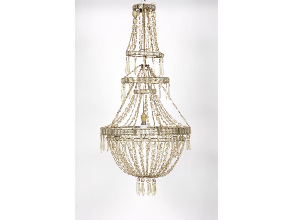 Lustre montgolfière armature en fils de fer ornés de guirlandes de perles facettées et de cabochons pointes de diamants en verre. Hauteur : 90 cm.