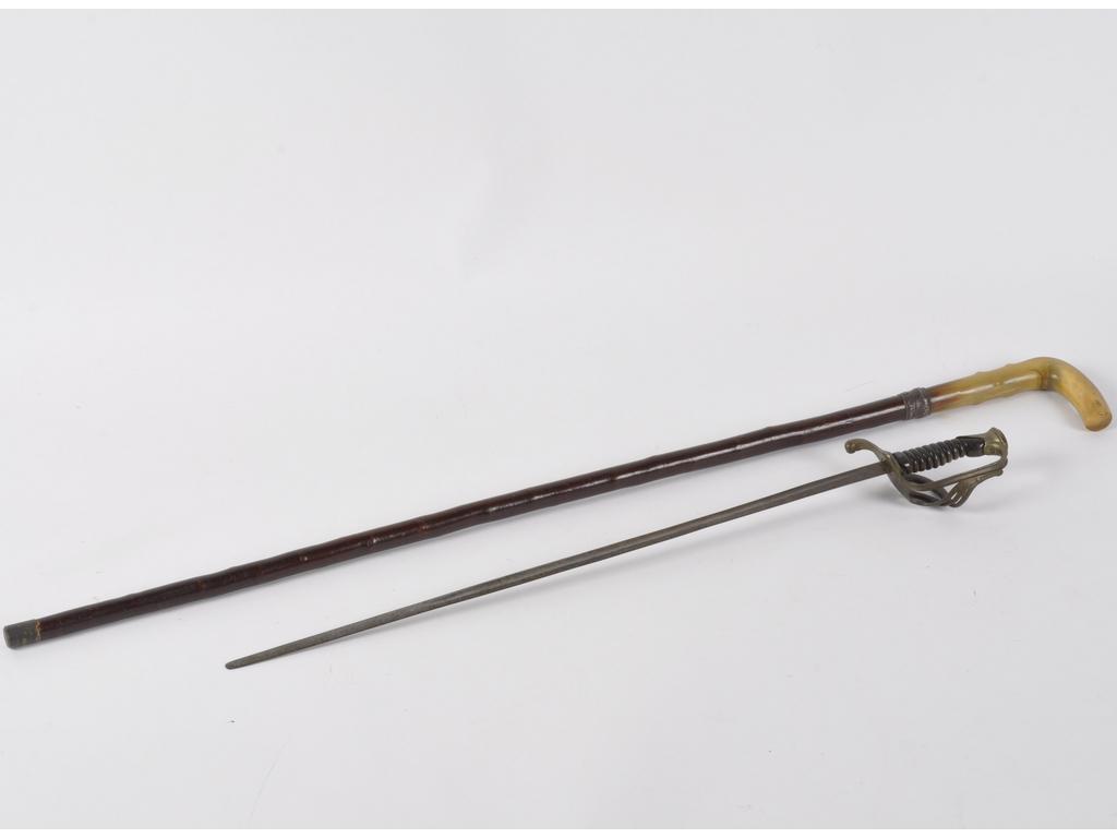 Canne épée en bois avec poignée en corne. On joint une petite épée d'enfant avec garde en laiton et poignée en corne (sans fourreau)