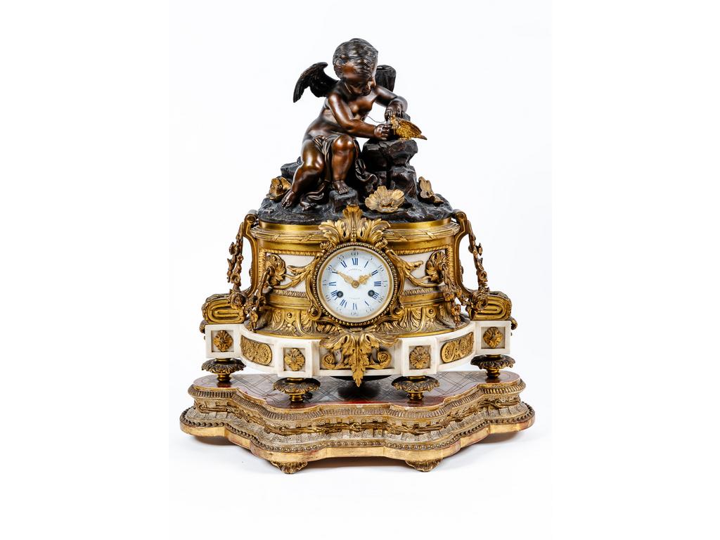 Importante pendule de style Louis XVI orné d'un sujet allégorique « Le message de lAmour » en bronze de patine brune. Le socle présentant un cadran signé LEPAUTE à Paris est en marbre blanc dans un riche décor ciselé et doré de feuilles d'acanthe et de guirlandes dorées, reposant cinq petits pieds tournés. Epoque Napoléon III. Hauteur : 50 cm. Largeur : 42 cm.