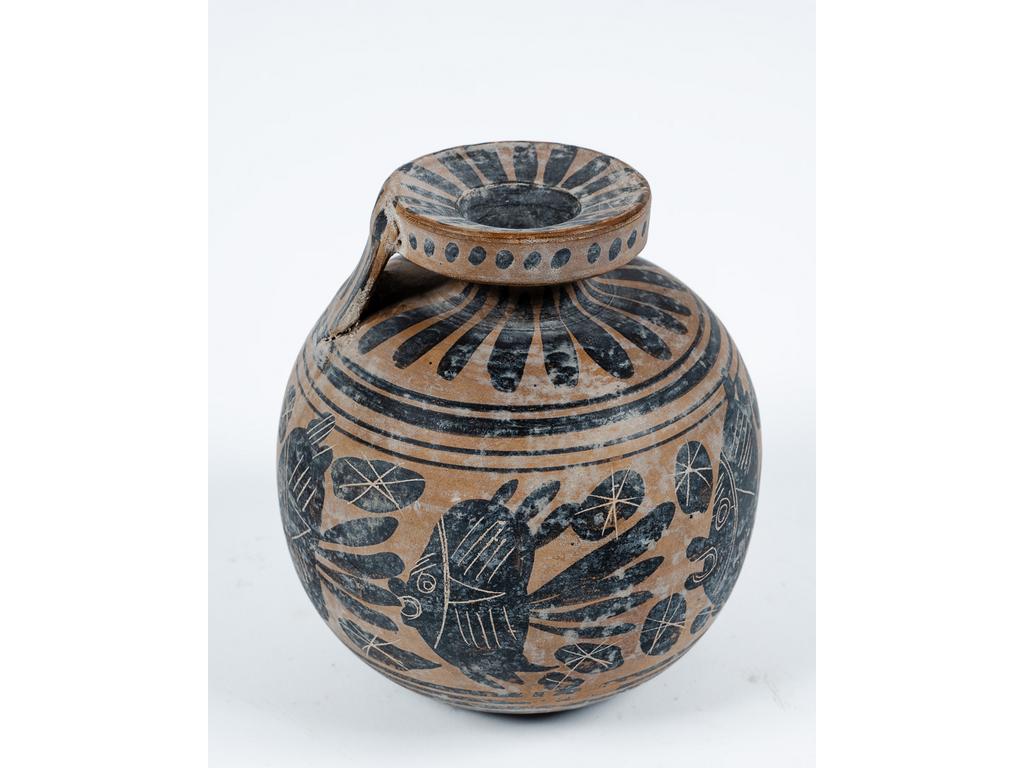 Aryballe. Atelier Corinthien VI° siècle AVJC : Terre cuite à décor peint de poissons. Hauteur : 15 cm