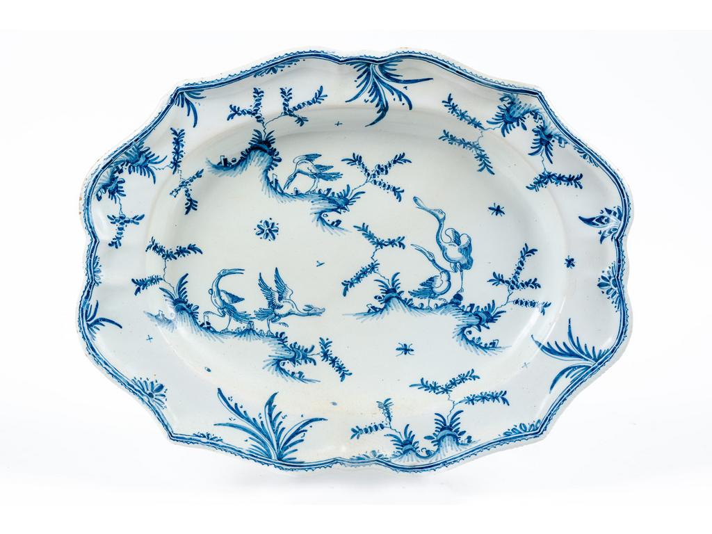 MOUSTIERS, XVIIIème siècle : Plat ovale en faïence de Grand Feu à décor d'oiseaux en camaïeu bleu. Dim : 30 x 40 cm.