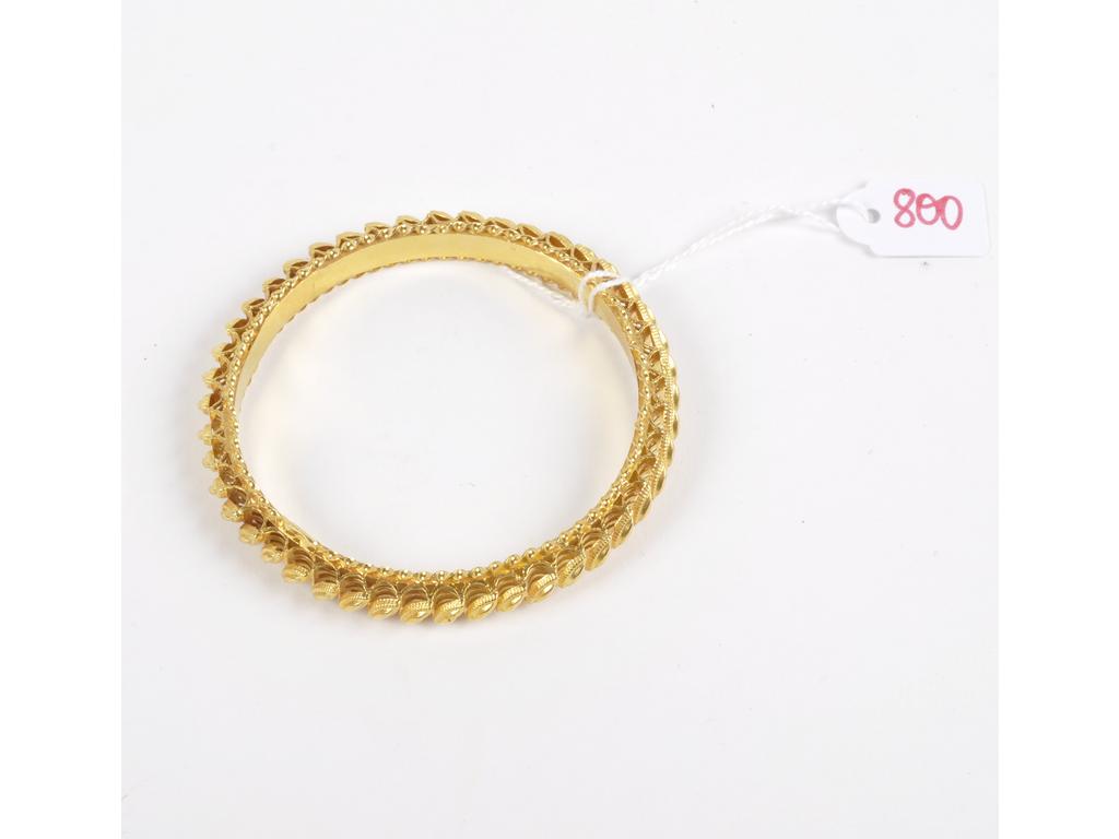 Jonc bracelet en or jaune décor oriental (AC). Poids : 27 gr. Dim intérieure: 60 mm.