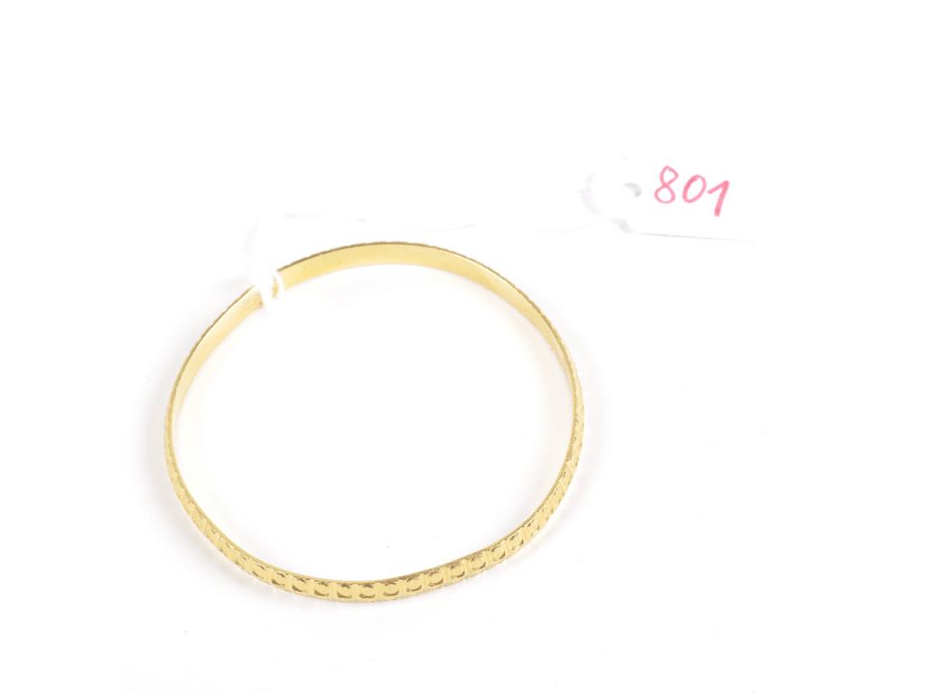 Petit bracelet jonc lapidé en or jaune (AC). Dim intérieure : 54mm. PB: 12.8g