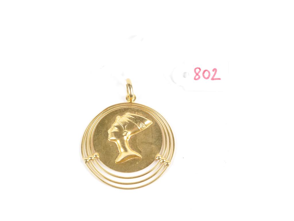 Médaille Nefertiti en or jaune (AC). Poids : 11.5 gr