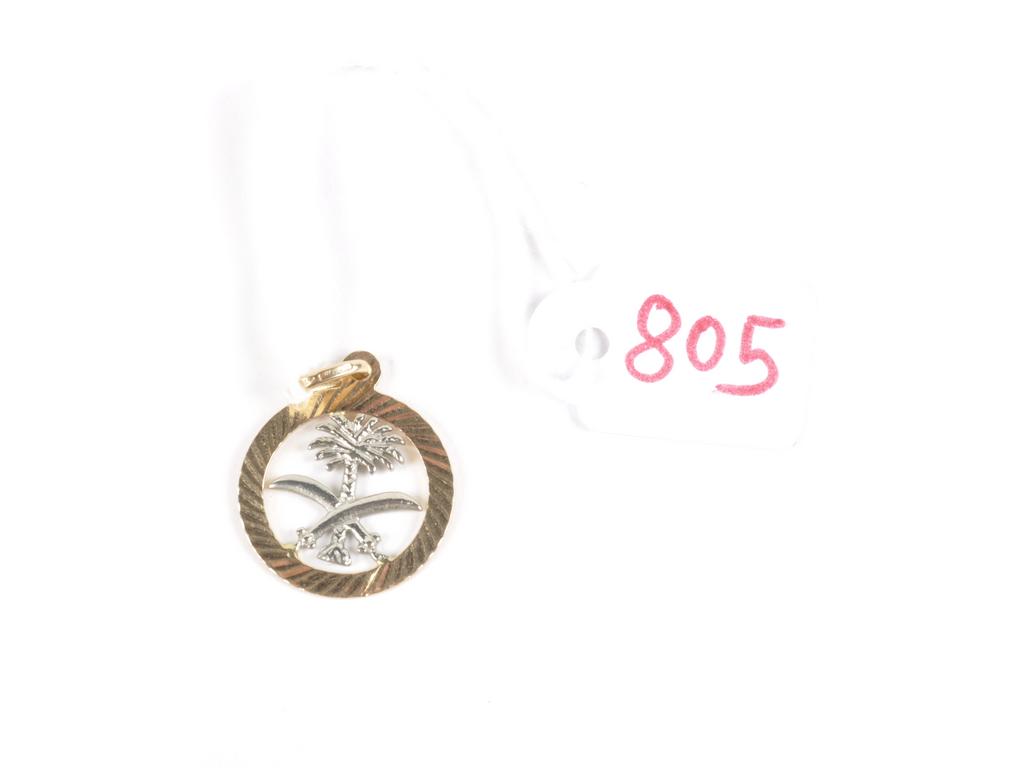 Pendentif rond ajouré avec lemblème de lArabie Saoudite en or jaune et or gris (AC). PB: 2.3g