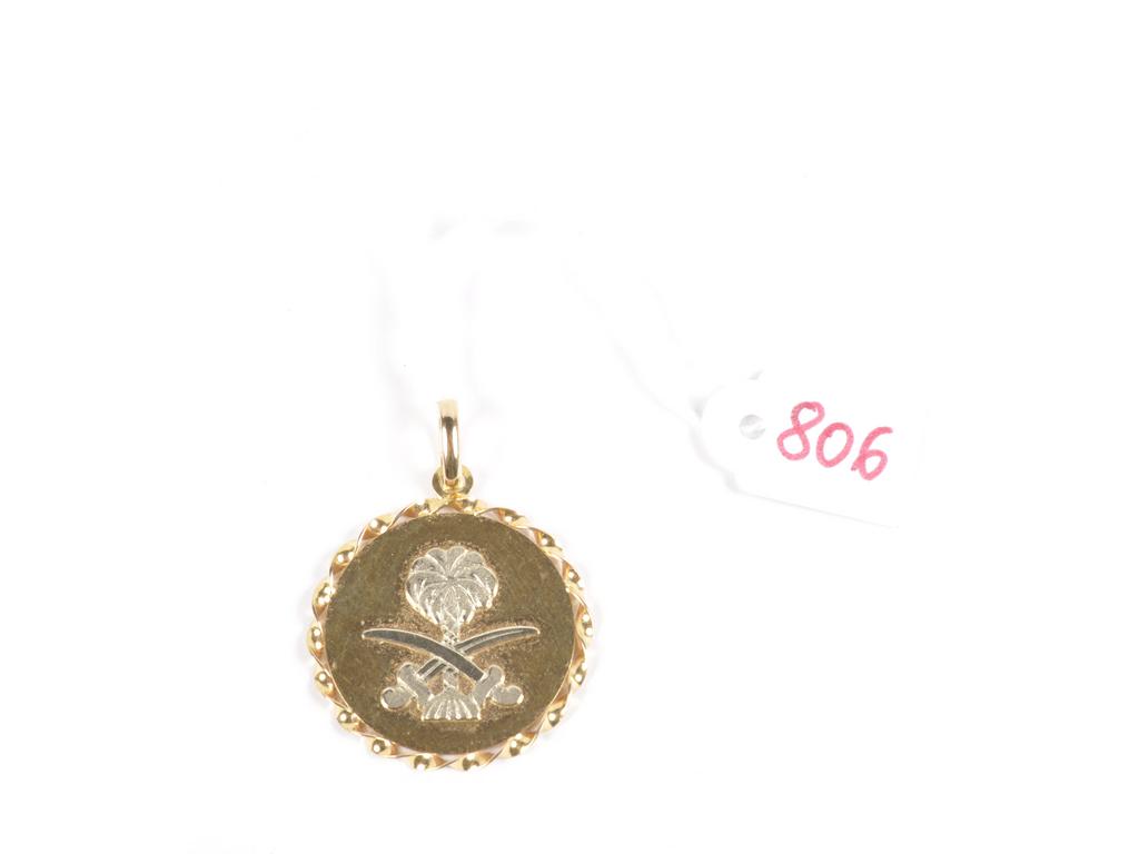 Pendentif médaille ronde avec lemblème de lArabie Saoudite découpée en argent sur or jaune (AC). PB: 7.7g