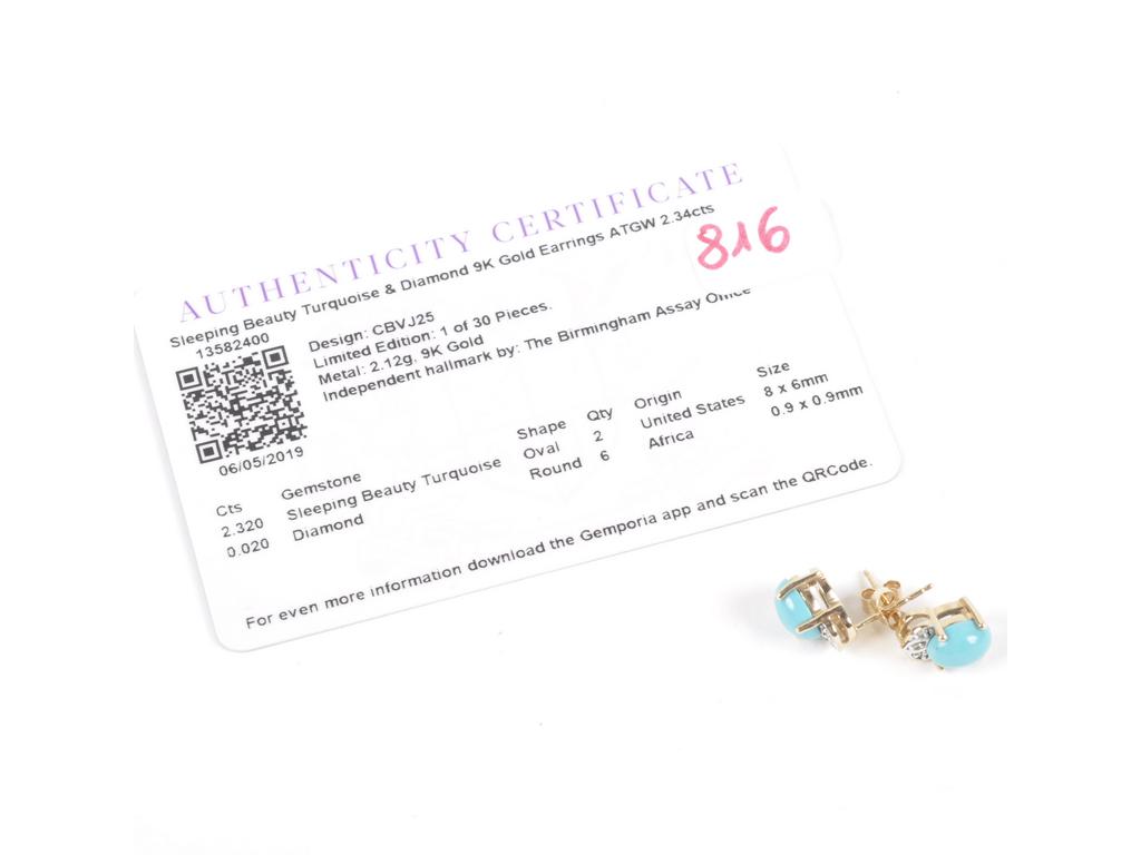 Paire de boucles doreilles puces ornée dun cabochon turquoise sur or jaune 9K ( AC). PB: 2.7g