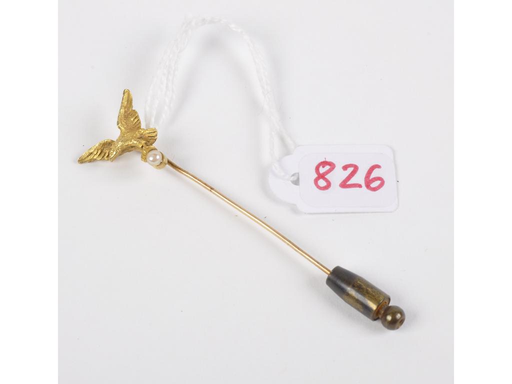 Epingle de cravate en or jaune et or gris ornée dun aigle en vol. Les ailes déployantes. Travail fin XIXème / début XXème. Poinçon tête daigle . PB: 2.6g ( sans la protection métal)