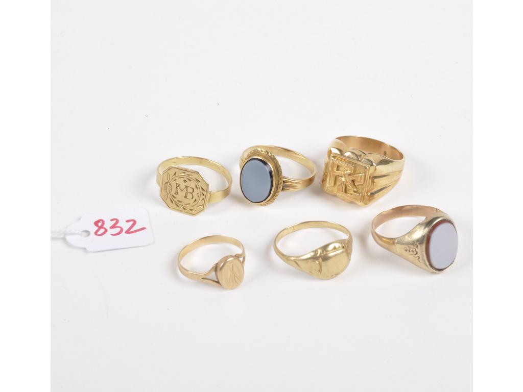 6 bagues usées ou accidentées : 5 chevalières gravées dont avec agate bicolore en or jaune 18k (AC). PB: 23.2g. 1 avec agate deux couches en or jaune 14k (AC). PB: 3.3g