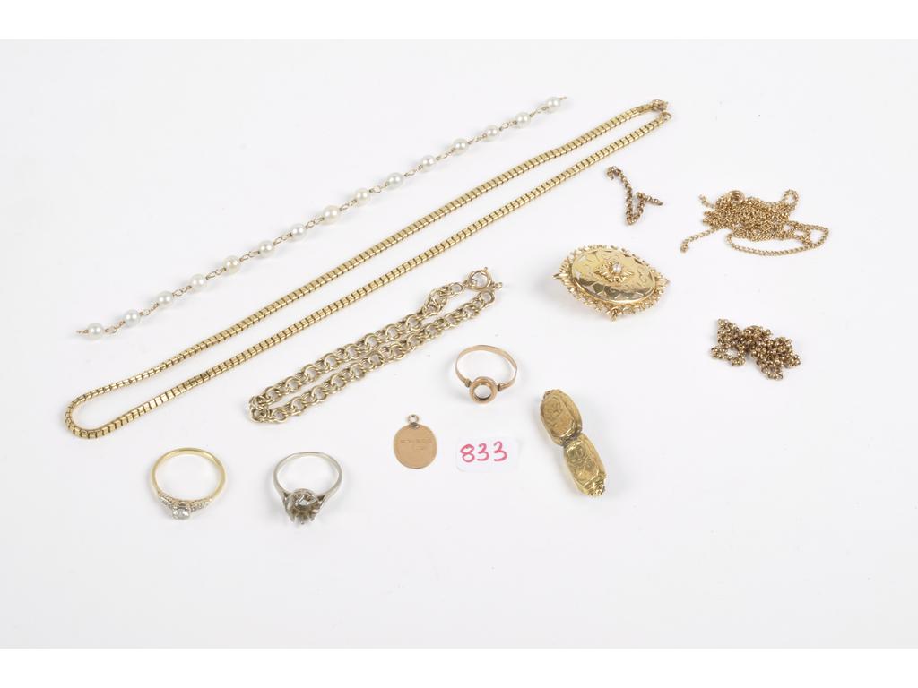 Lots de bijoux accidentés en or jaune ( AC) dont une bague platine et or gris. PB: 19g. Joint un lot de bijoux fantaisie : broche, bracelet ..
