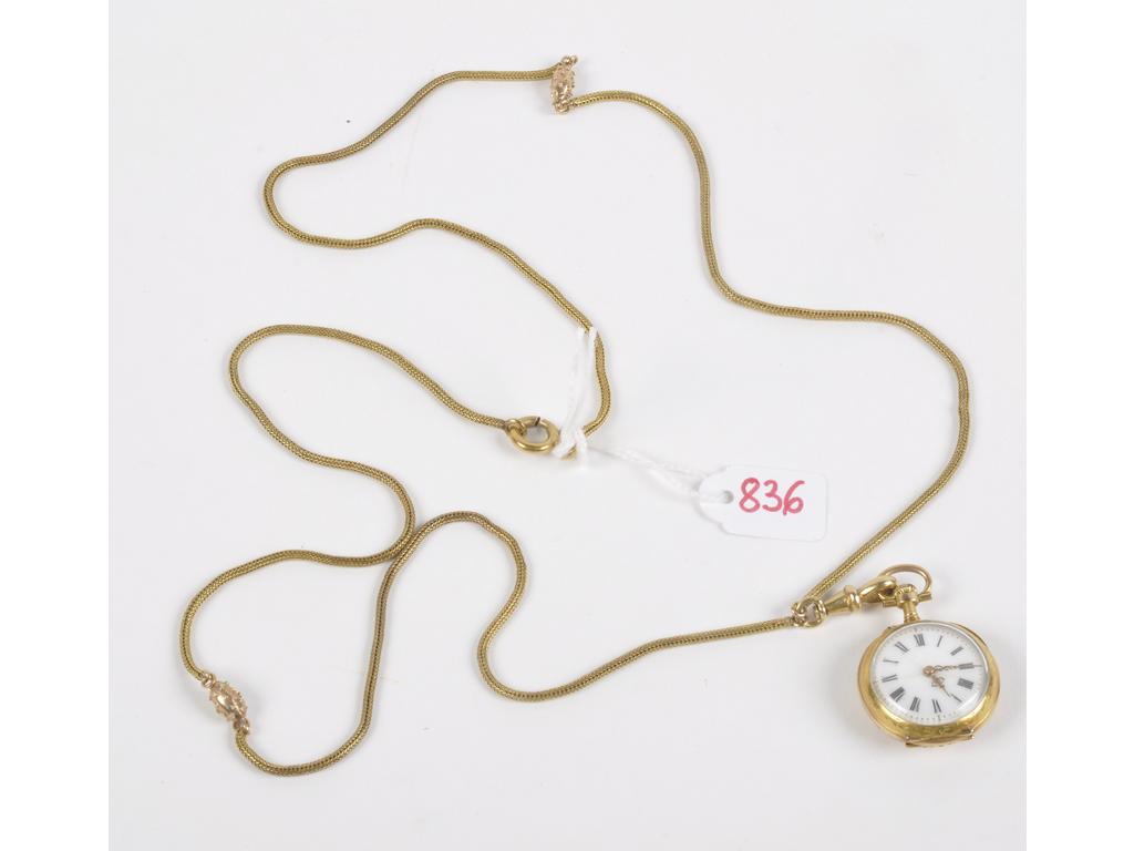 Ensemble : 1 montre de col et contre boîtier en or jaune. Le dos à décor diris en or vert et rose. Vers 1900. Poinçons têtes de cheval. PB: 15.4g. Avec sa chaîne colonne en or jaune (AC). Anneau ressort or mixte. PB: 20.1g