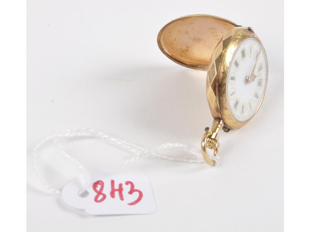 Montre de col et contre boîtier en or jaune. Lunette à décor de losanges. Poinçons têtes de cheval. PB: 19g