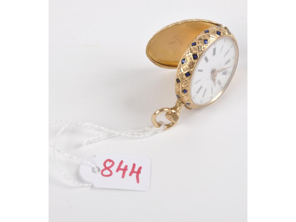 Montre de col et contre boîtier en or jaune émaillée bleu. Poinçons têtes de cheval. Email avec manques. PB: 27.5g